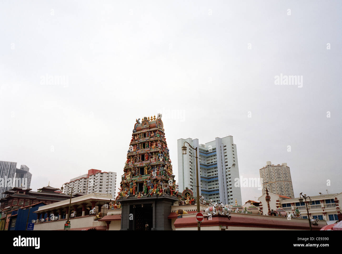 Sri Mariamman Tempel in der Chinatown in Singapur im Fernen Osten Südostasien. Architektur Hindu Religion religiöse Gebäude gopuram Wanderlust Travel Stockfoto Sri Mariamman Tempel in der Chinatown in Singapur im Fernen Osten Südostasien. Architektur Hindu Religion religiöse Gebäude gopuram Wanderlust Travel Stockfoto