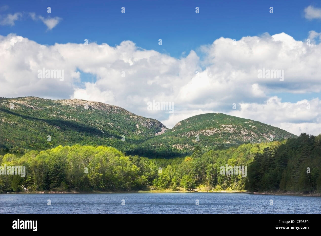Wolken über Otter Cove und Cadillac Mountain Acadia Nationalpark Maine. Stockfoto
