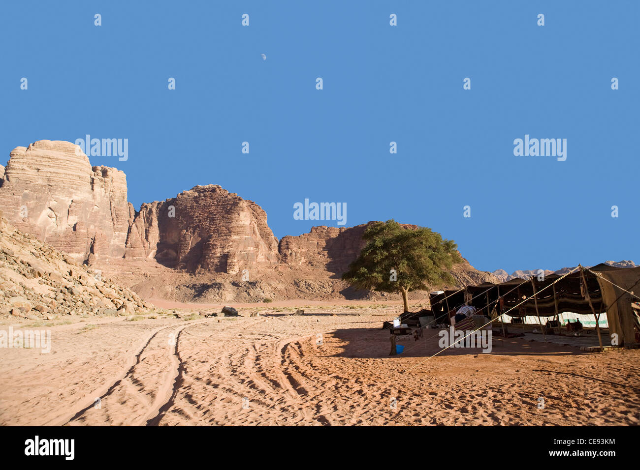 Jordanien Wadi Rum Beduinen Zelt am späten Nachmittag mit zunehmender Mond Stockfoto