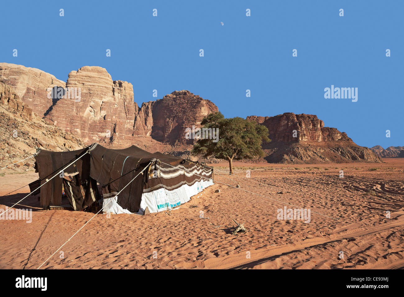 Jordanien Wadi Rum Beduinen Zelt am späten Nachmittag mit zunehmender Mond Stockfoto