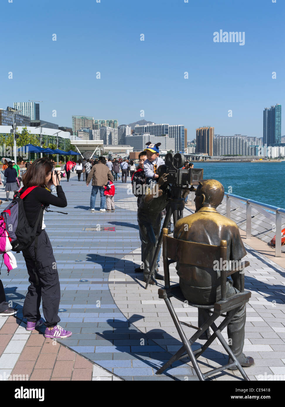 dh Avenue of Stars TSIM SHA TSUI HONGKONG Chinesisch Familie Kind kowloon Uferpromenade Hafen Frau Fotografin fotografieren Stockfoto