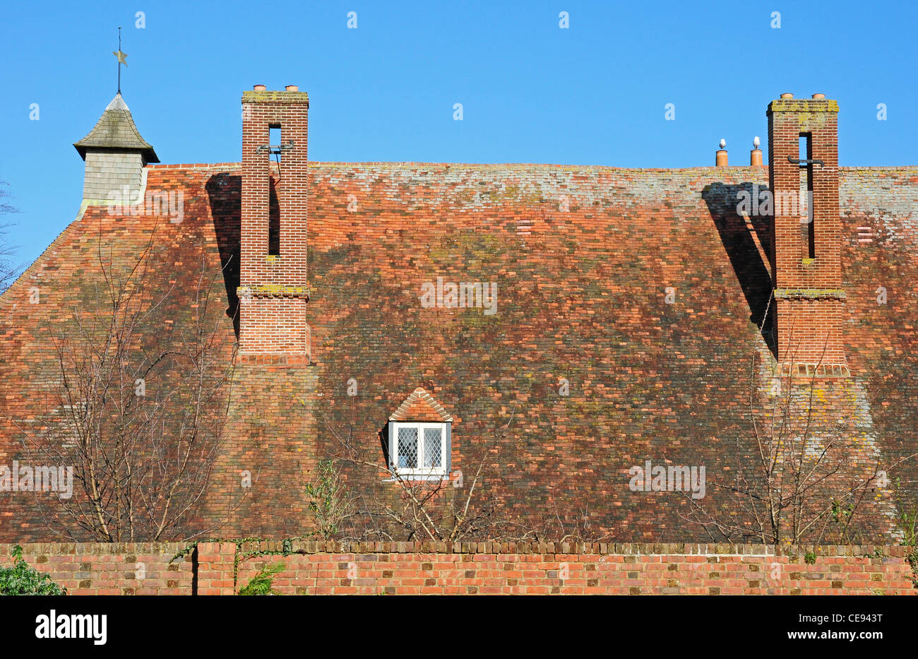Alte Fliesen Dach des St. Marien-Hospital, Chichester. Stockfoto