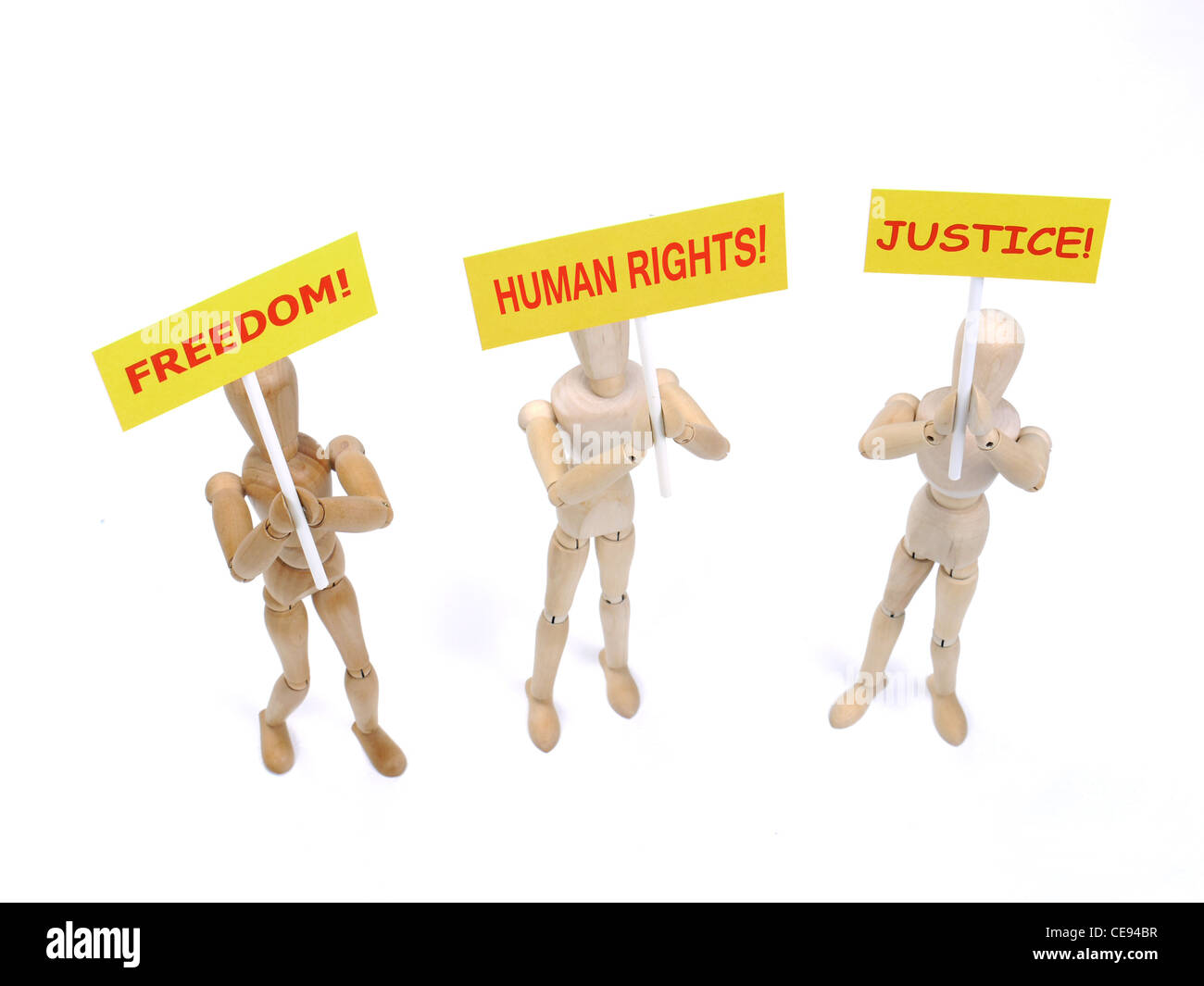 Drei hölzerne Puppen als Demonstranten halten Plakate sagen - Freiheit, Menschenrechte und Gerechtigkeit geschossen auf weißem Hintergrund Stockfoto