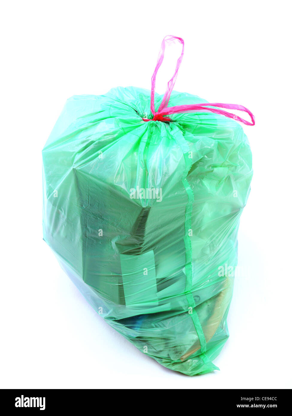 Grüne Plastiktüte voller Hausmüll erschossen auf weißem Hintergrund Stockfoto