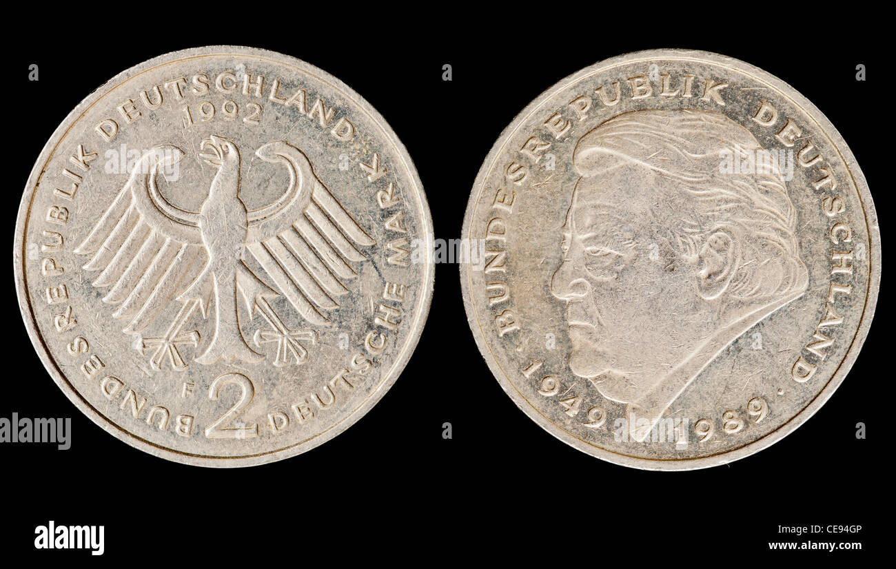 2-D-Mark-Münze auf schwarzem Hintergrund isoliert Stockfoto