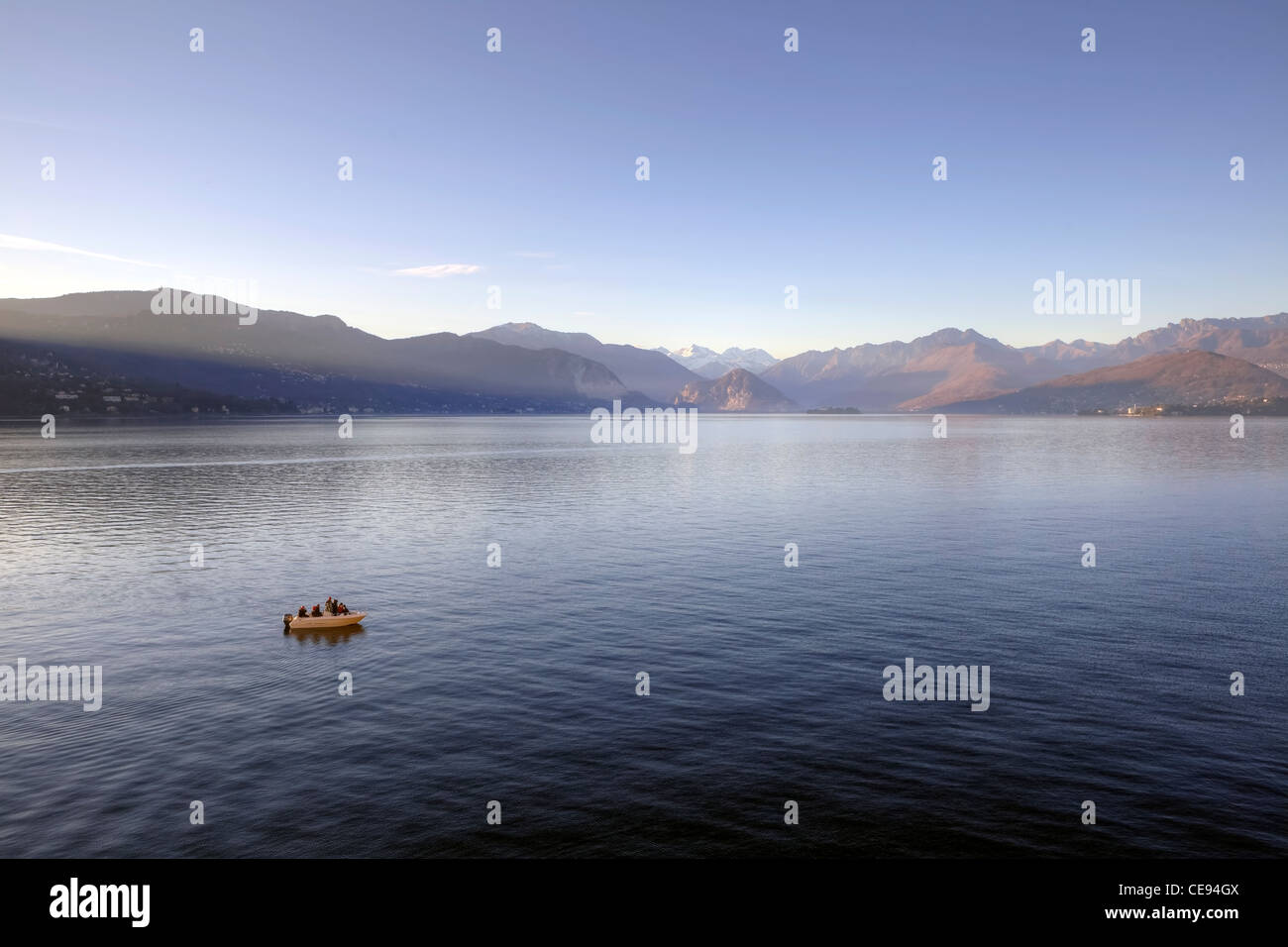 Bootsfahrt auf dem Lago Maggiore in Lombardei, Italien im Winter. Stockfoto
