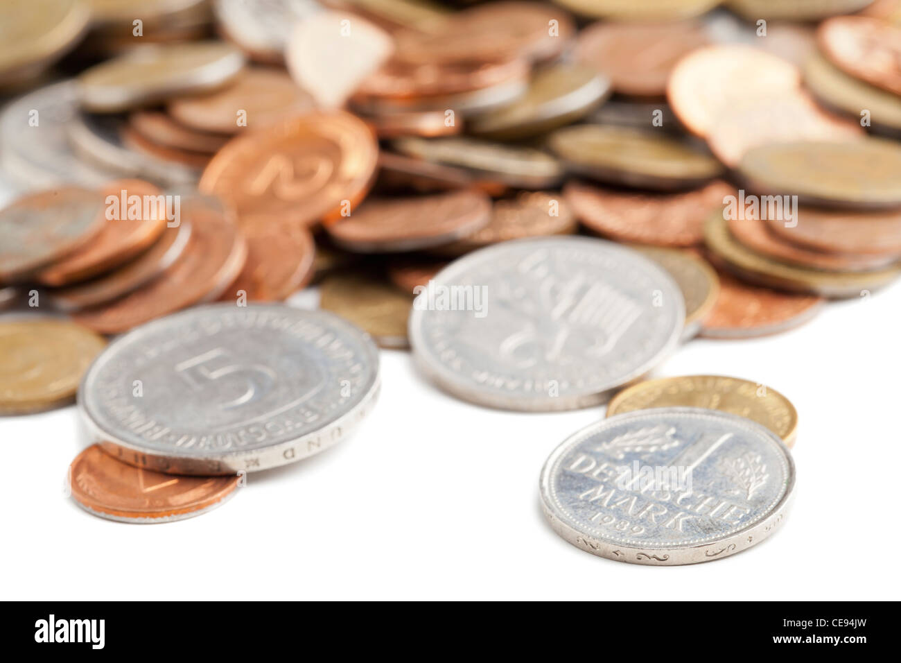 DM-Währung (Münzen) auf weißem Hintergrund Stockfoto