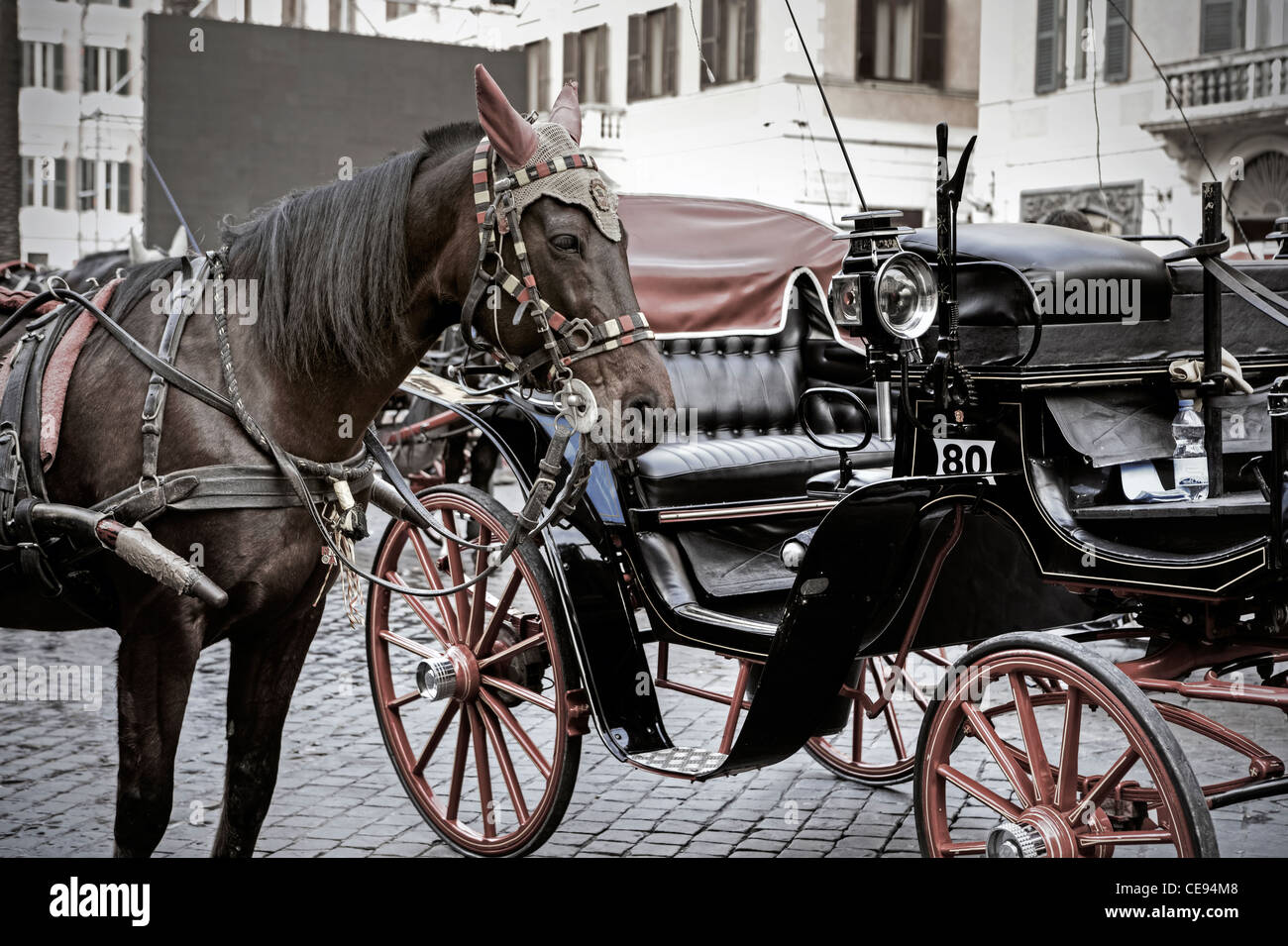 auf dem Spanisc Platz - Piazza di Spagna - Pferdekutsche-Kutsche warten auf die Touristen für viel Geld eine kleine Runde Stockfoto