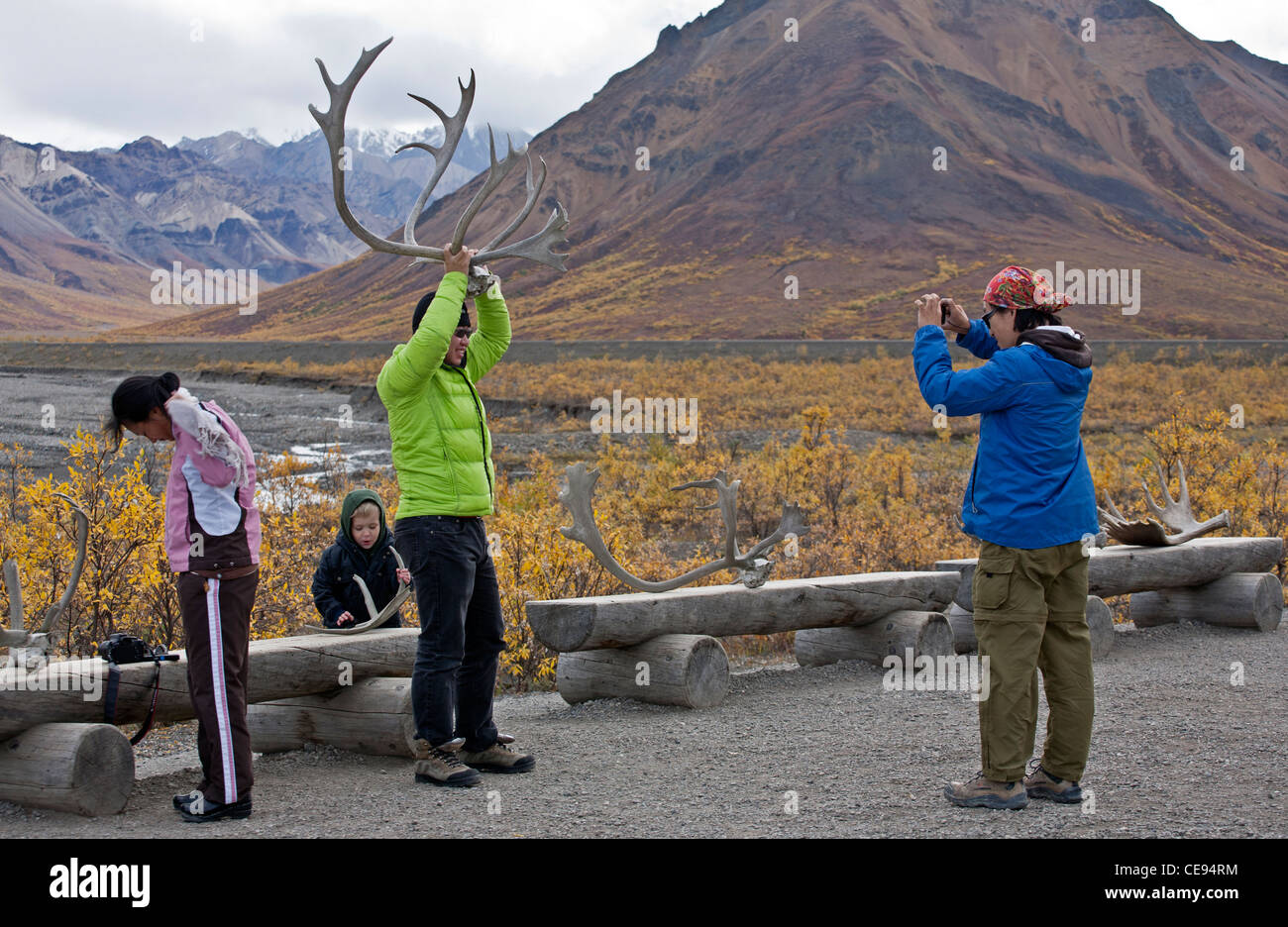 Touristen, die Bilder mit einem Caribou Geweih zu machen. Toklat River Information Center. Denali-Nationalpark. Alaska. USA Stockfoto