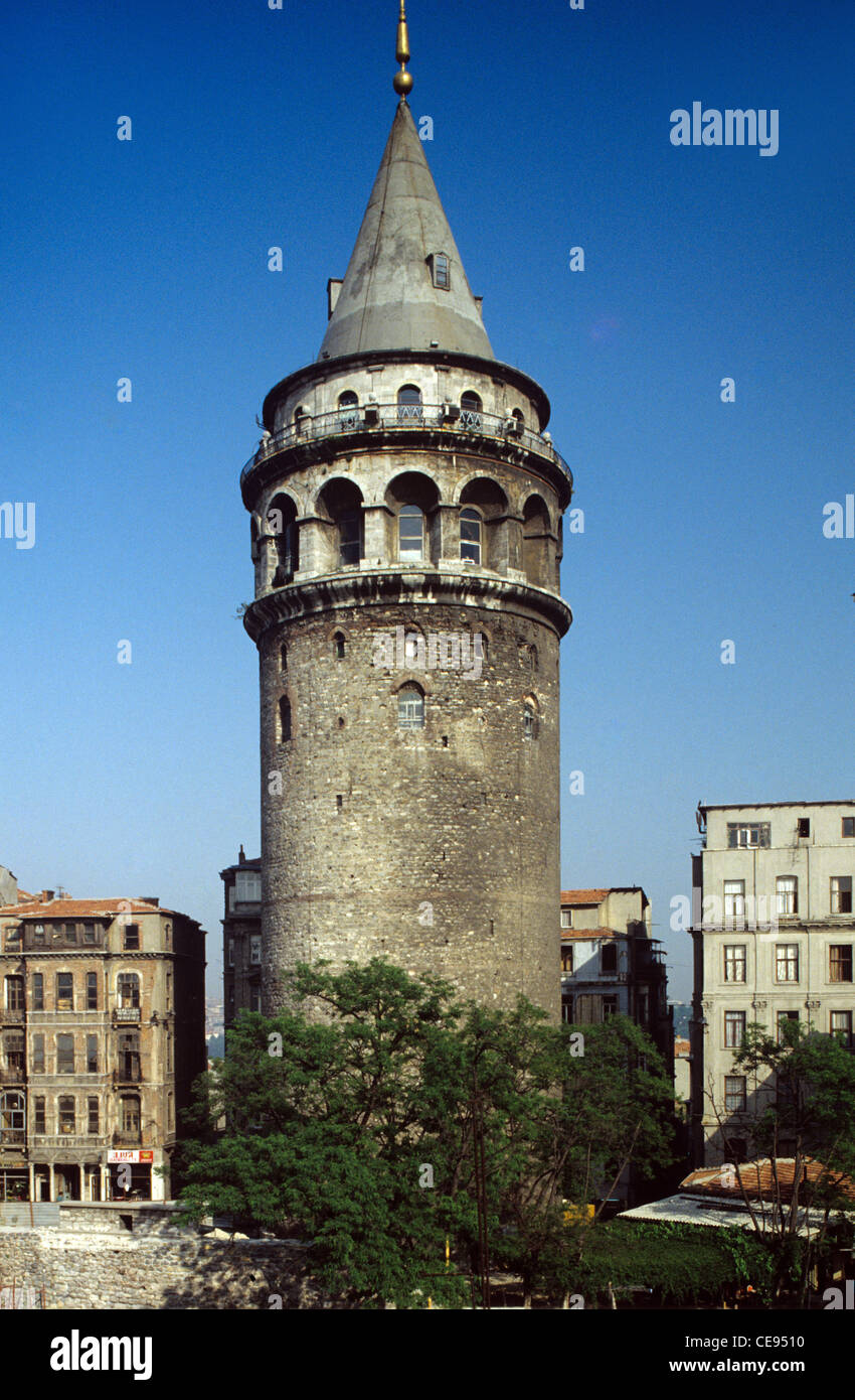 Galata-Turm, mittelalterlicher Wachturm oder Genueser Turm von Galata (1348) mit turmförmigem Dach, Galata, Istanbul, Türkei Stockfoto