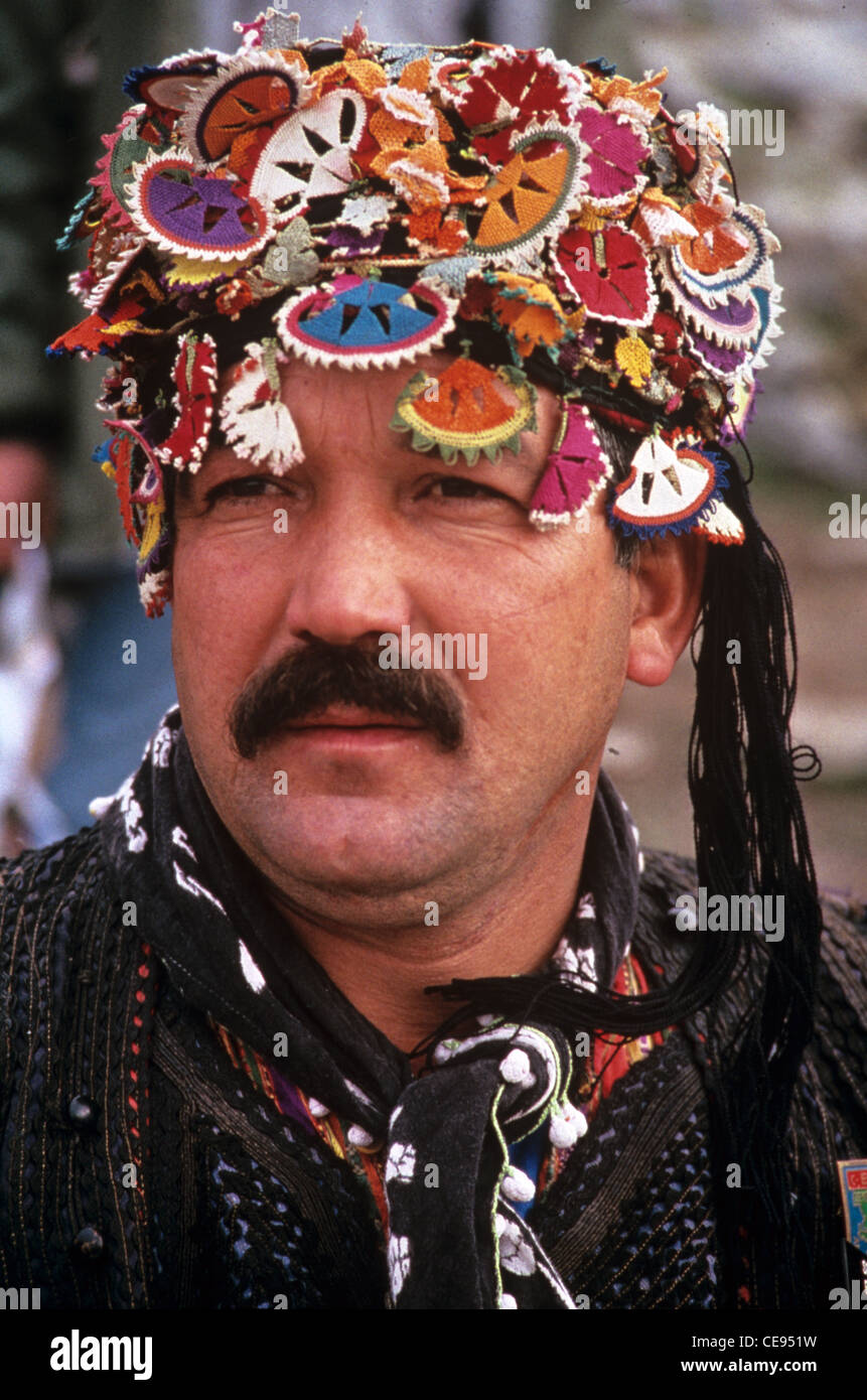 Porträt eines Türkischen oder Türkischen Mannes in traditioneller ägäischer Militärtracht, bekannt als Zeybek. Folklore Kleid & Fancy Hut, Ephesus Türkei Stockfoto