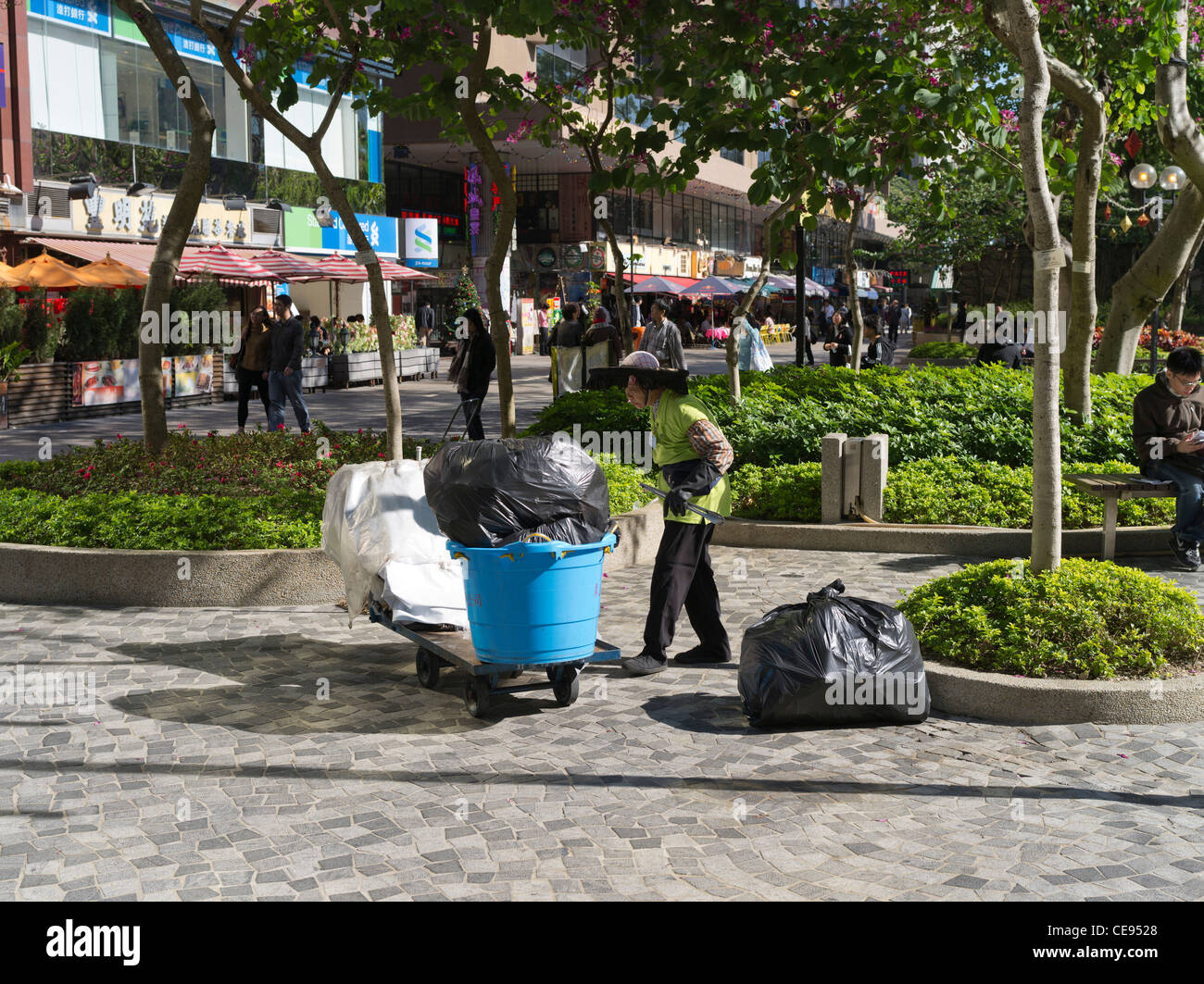 dh chinesische Arbeiterin TSIM SHA TSUI OST HONGKONG CHINA sammelt Straßenküllsammler Sammlung schlechte Müll Abfälle Stockfoto