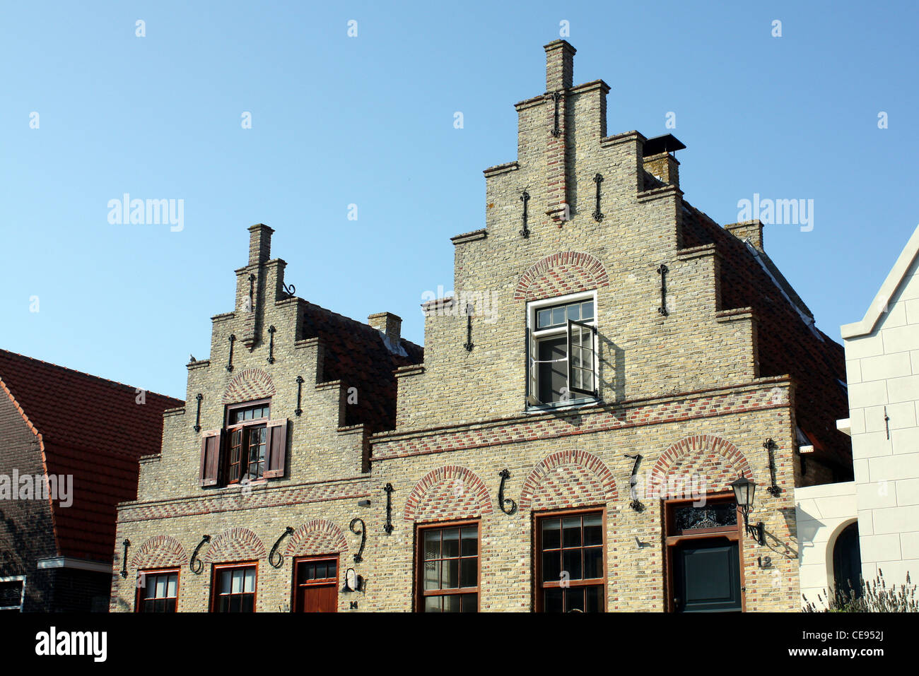 Schöne Fassaden aus zwei Häusern der Insel auf Terschelling in den Niederlanden Stockfoto