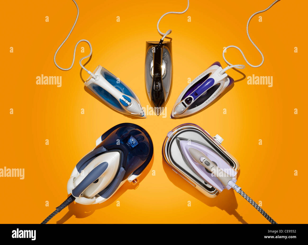 Fünf Eisen auf gelbem Hintergrund Stockfoto