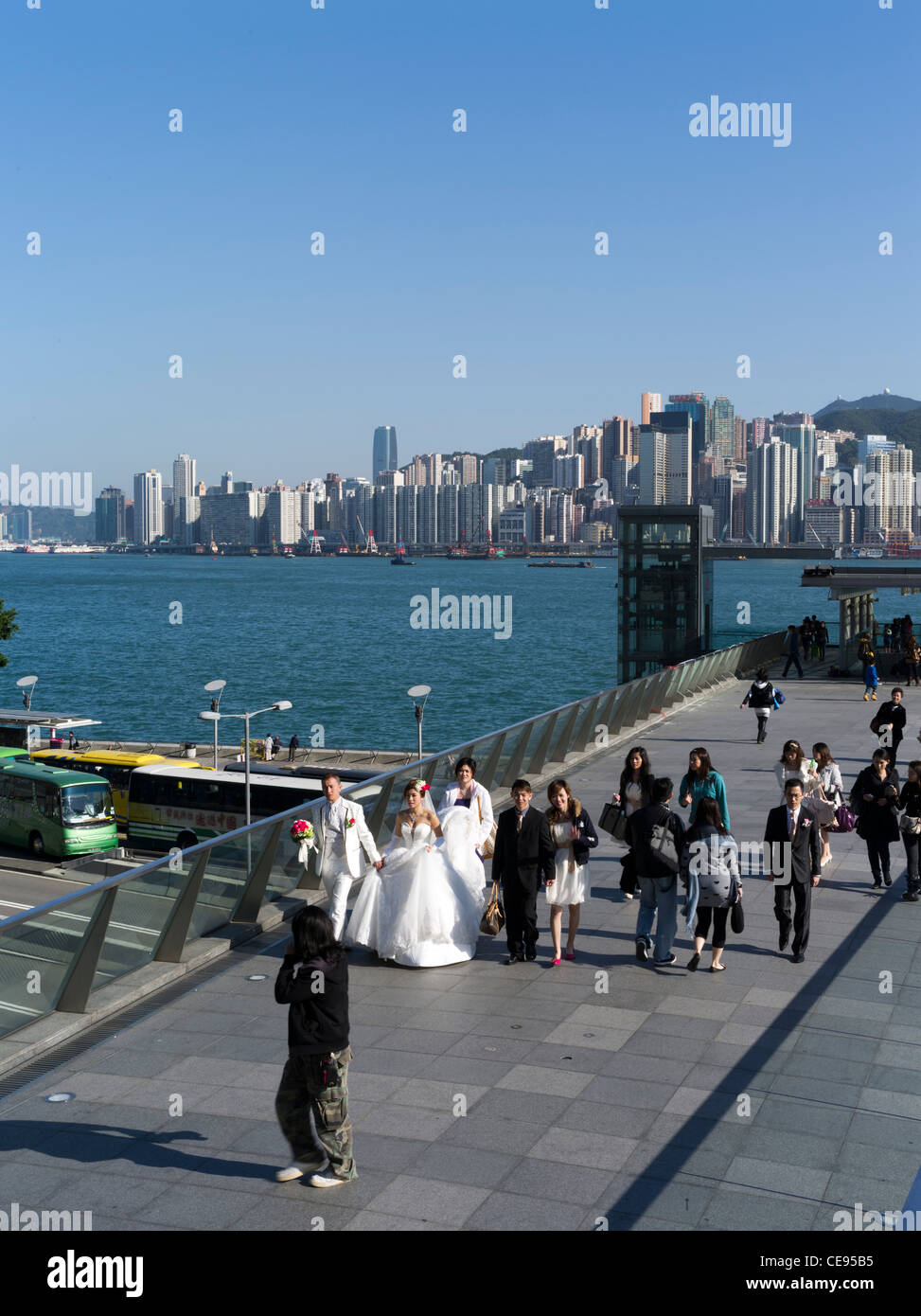 dh TSIM SHA TSUI EAST Hongkong chinesische Hochzeitspaar Tsim Sha Tsui East Waterfront Podium Stockfoto