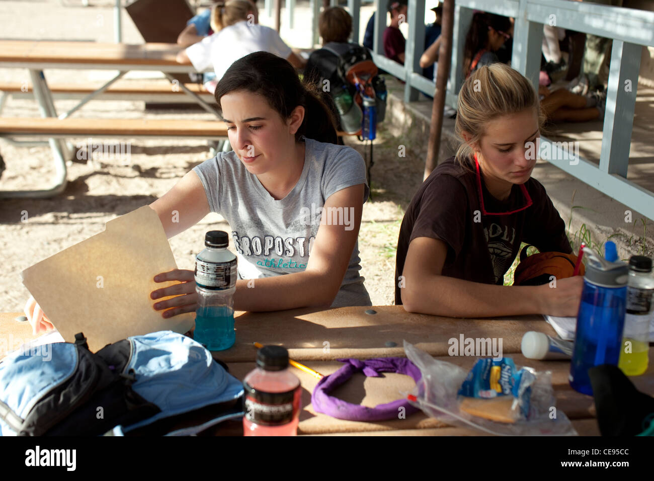 Schüler der Mittelstufe Alter hand schreiben Berichte auf camping Schulausflug zum Big Bend National Park in Texas Stockfoto