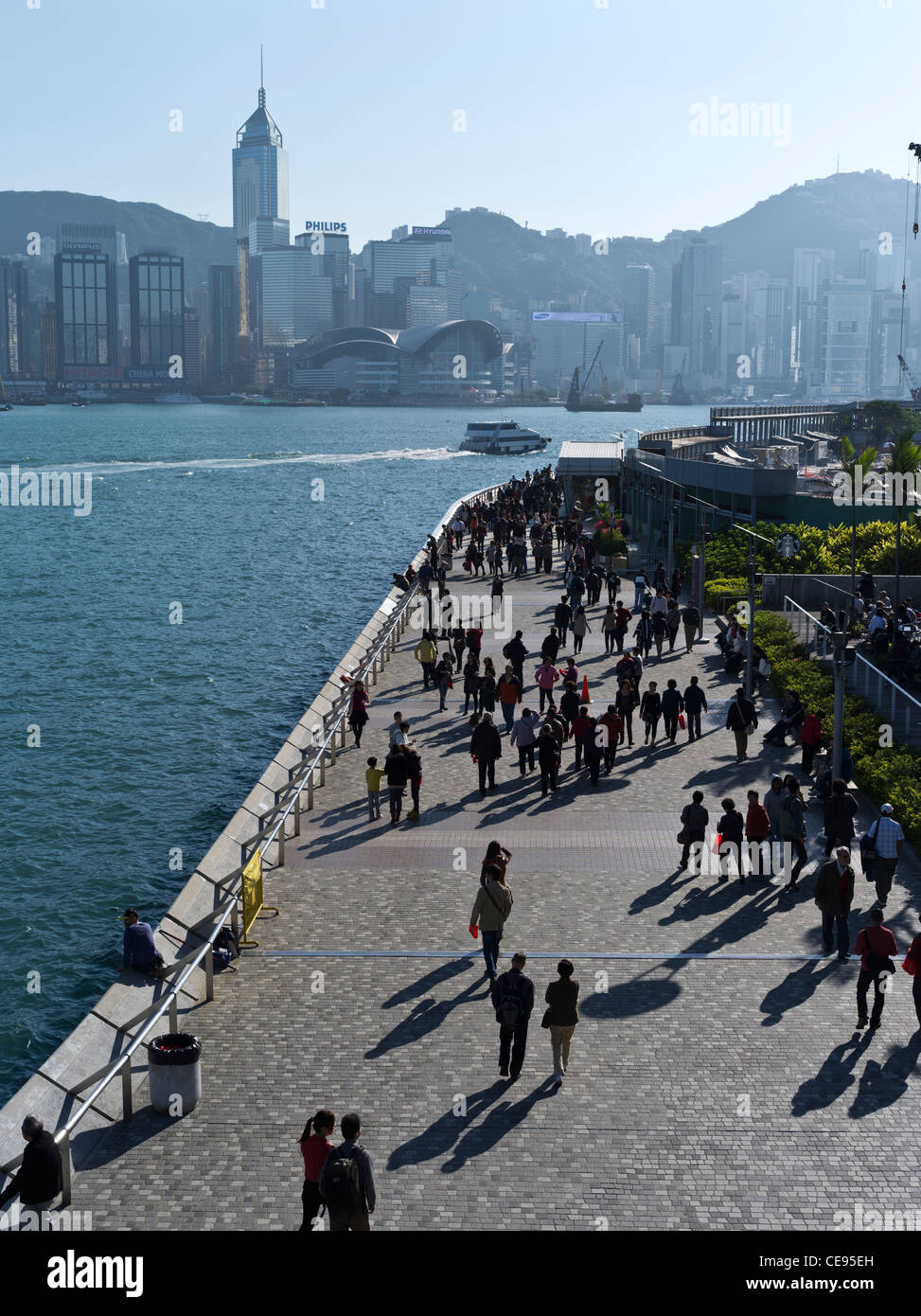 Dh Avenue der Stars Tsim Sha Tsui, Hong Kong Waterfront Hafen Menschen auf der Kowloon Promenade zu Fuß Menge Ufergegenden Stockfoto
