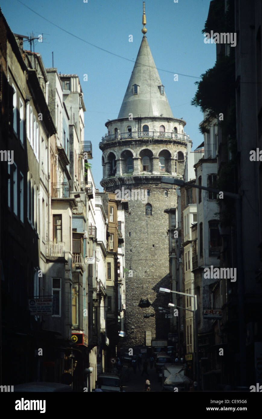 Galata-Turm, oder Genueser Turm von Galata, ein mittelalterlicher Wachturm (1348) mit turmförmigem Dach, und Back Streets von Galata, Istanbul Türkei Stockfoto
