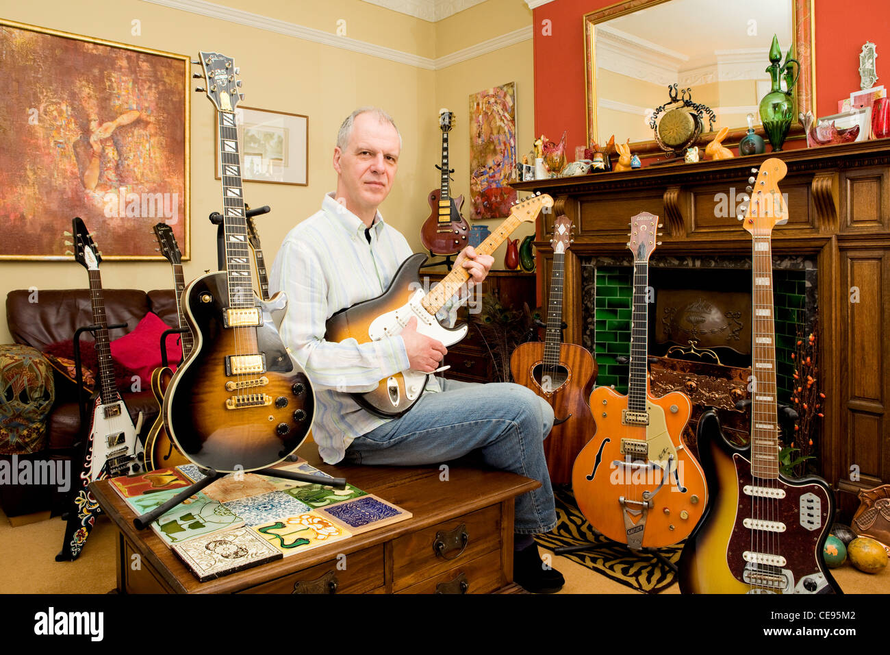 David Brewis des Rock-Stars-Gitarren zu Hause mit einigen seiner Sammlung Stockfoto