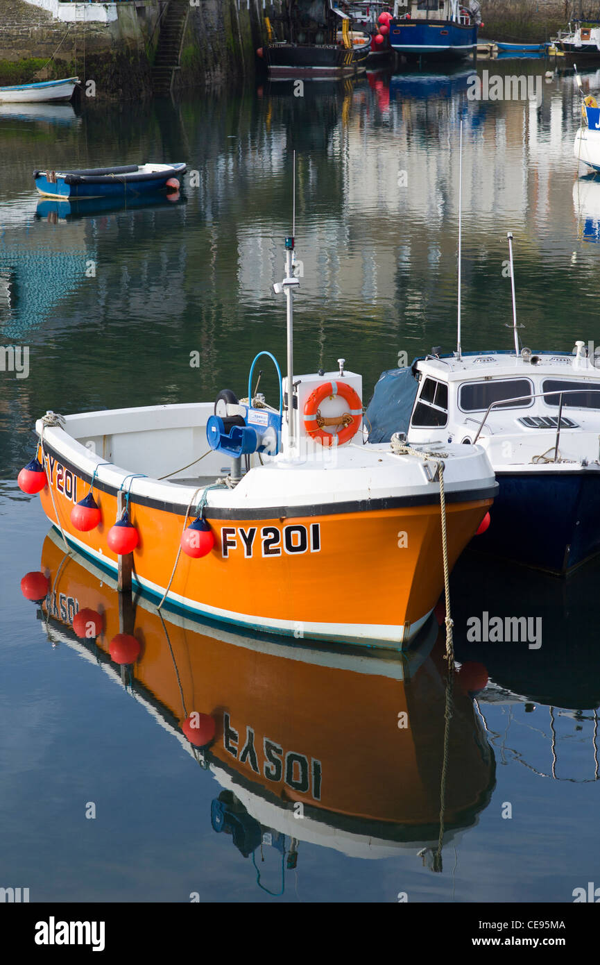 Boote spiegelt sich in ruhigem Wasser in Mevagissey Hafen Cornwall UK Stockfoto