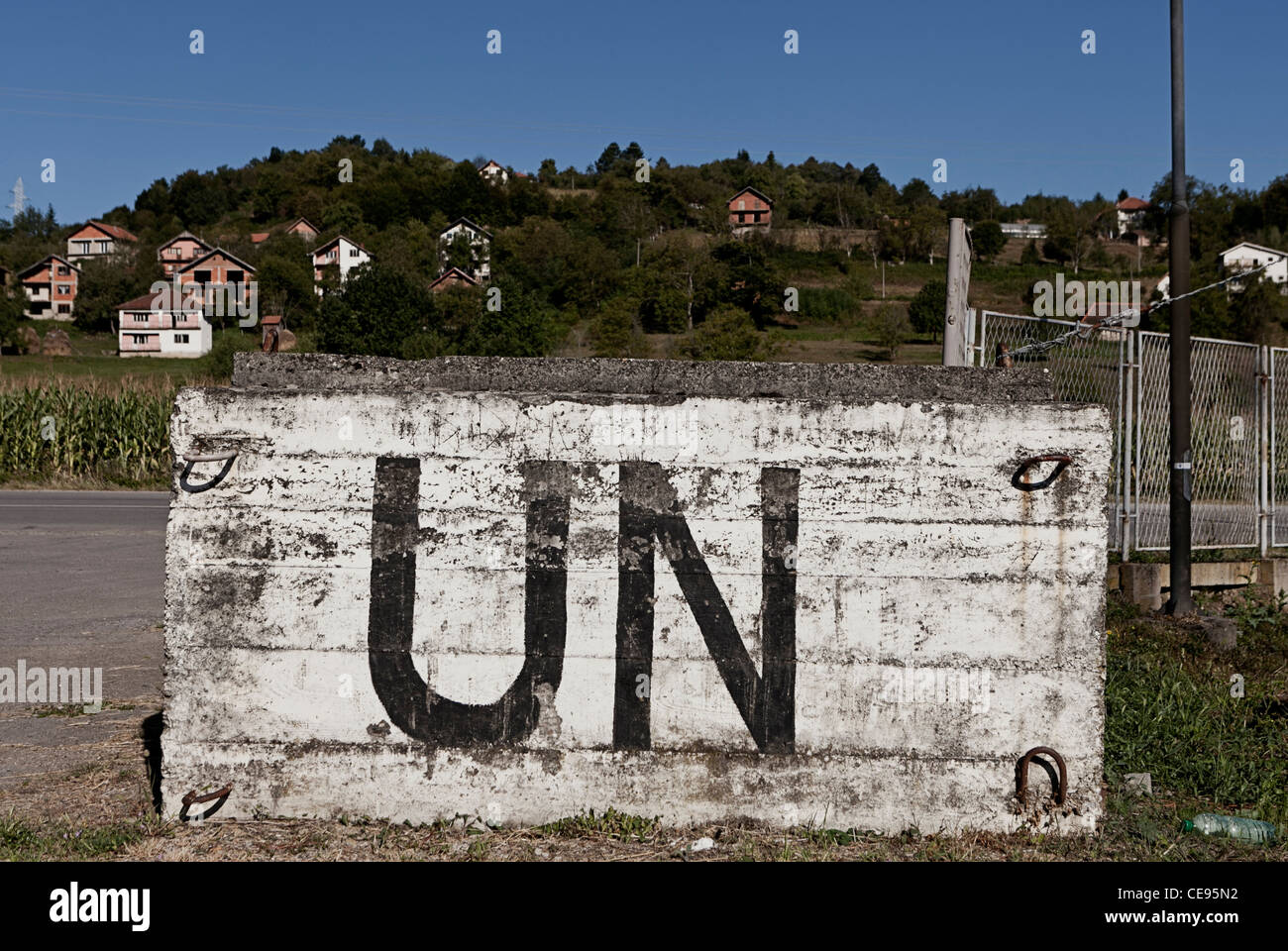 UN-Zeichen in Potocari. Srebrenica, Bosnien und Herzegowina. Stockfoto