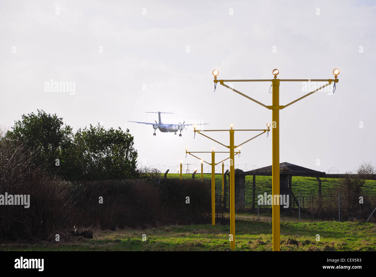 Ein Flugzeug versucht, in einem Seitenwind in Glasgow International Airport landen Stockfoto