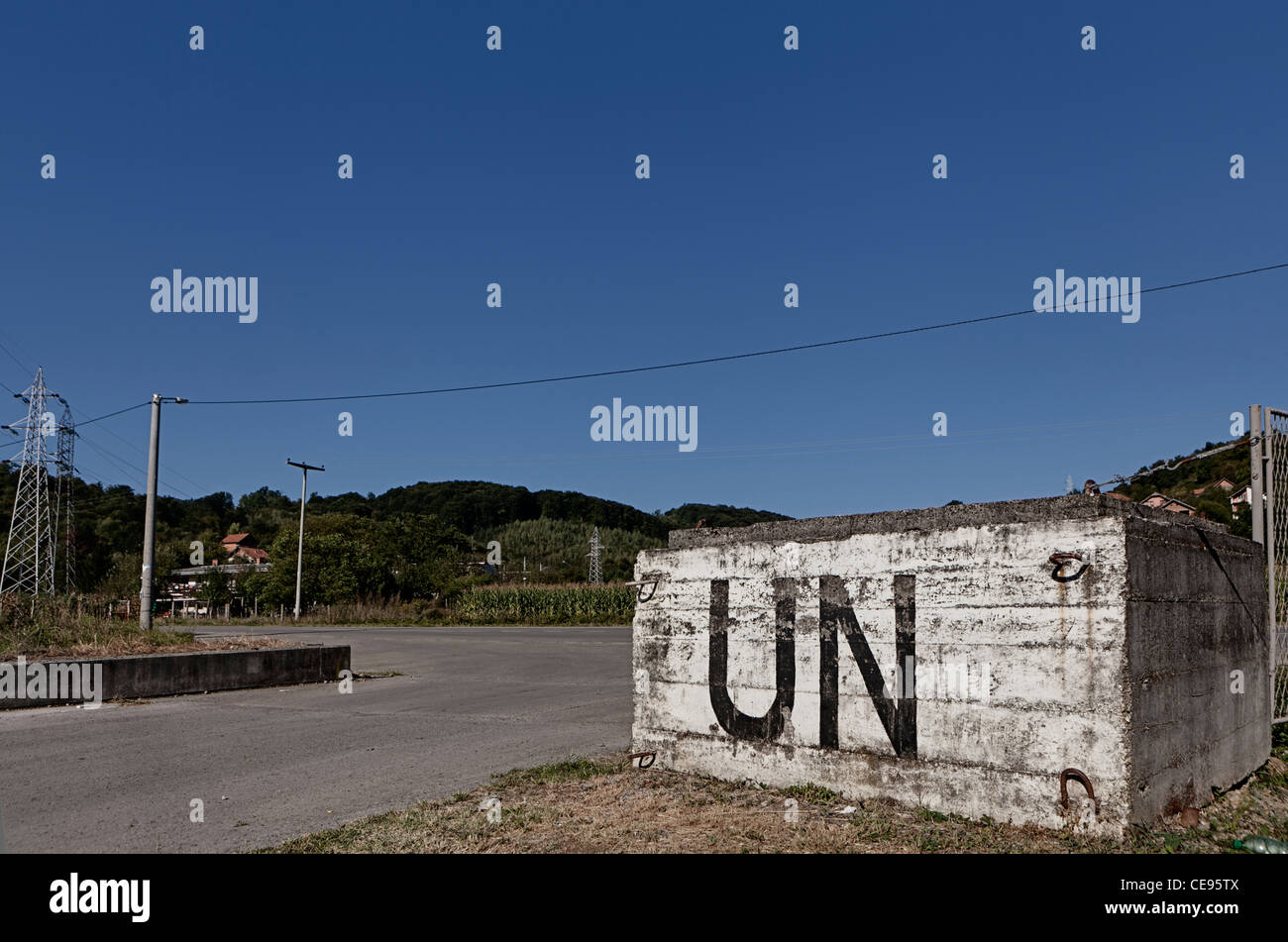 UN-Zeichen in Potocari. Srebrenica, Bosnien und Herzegowina. Stockfoto