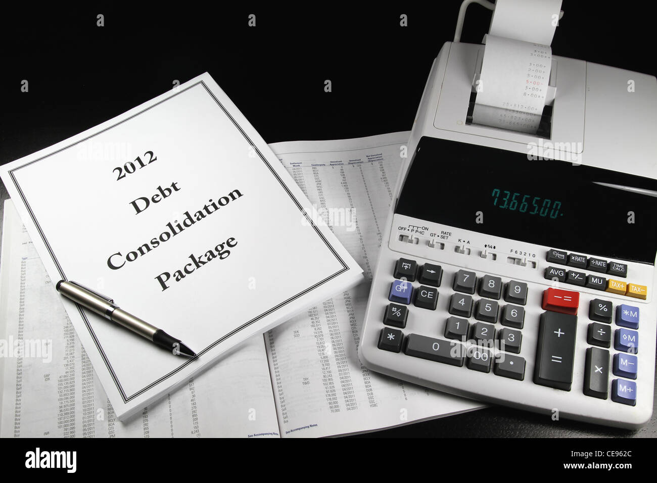 Ein 2012 Schulden Konsolidierungspaket auf ein Prospekt mit einem Stift. Stockfoto