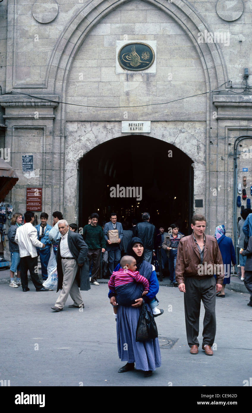 Türkische Frau & Kind am Eingang zum großen Basar oder überdachten Basar, Istanbul, Türkei Stockfoto