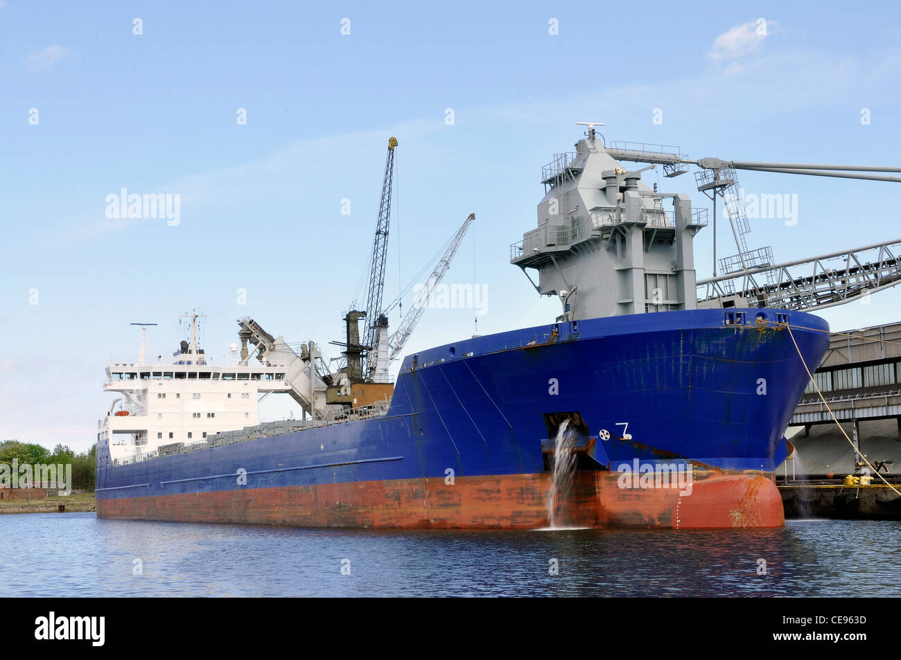 Industrie- und Handelskammer: Frachtschiff verankert in einem Hafen Stockfoto