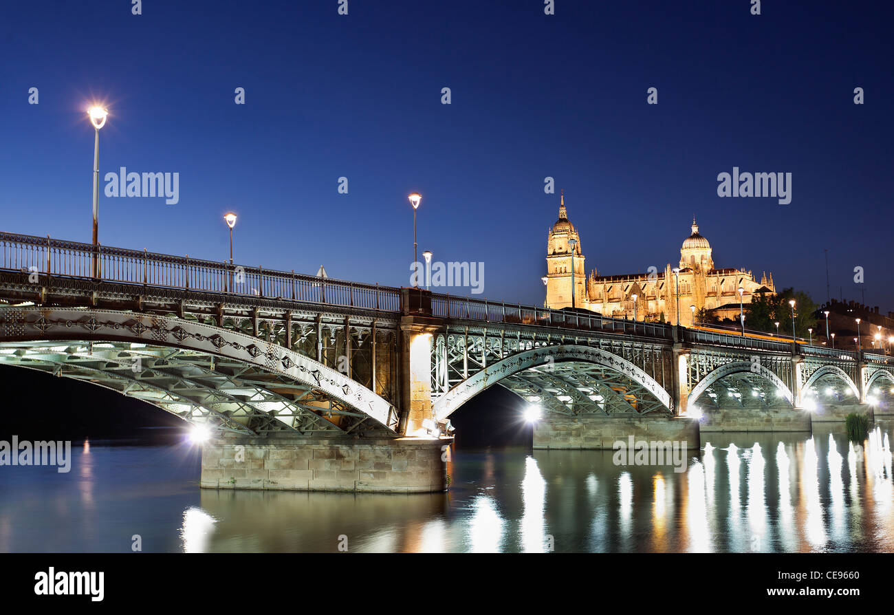 Enrique Esteban Bridge bei Nacht, Salamanca Stadt Spanien Stockfoto