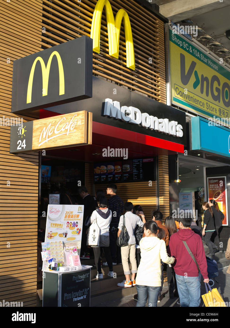 Dh McDonalds McCafe Tsim sha Tsui HONGKONG chinesische Jugendliche queuing Hamburger cafe Kowloon China fast food im Ausland Stockfoto