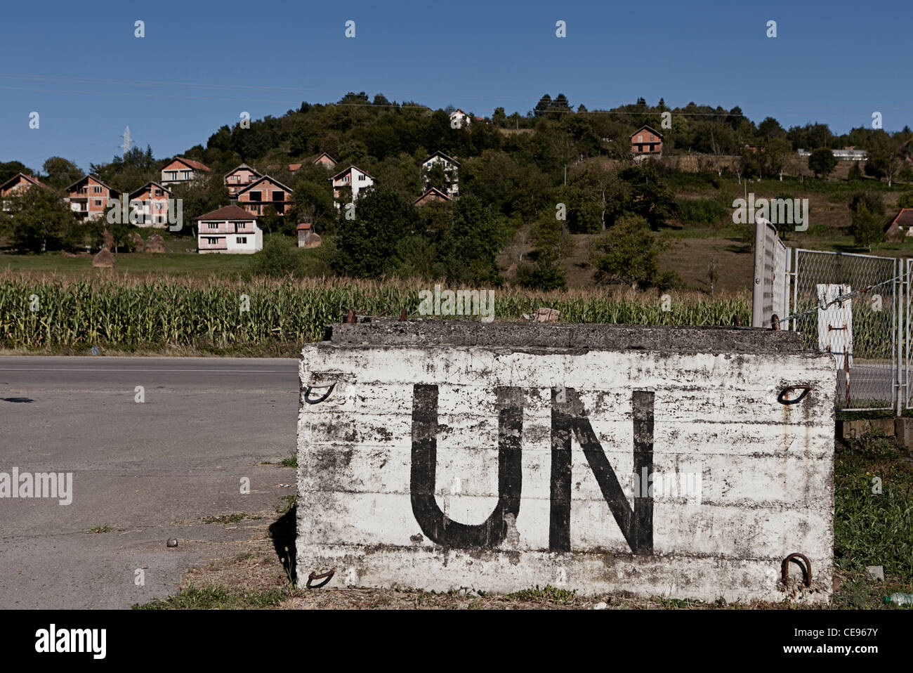 UN-Zeichen in Potocari. Srebrenica, Bosnien und Herzegowina. Stockfoto