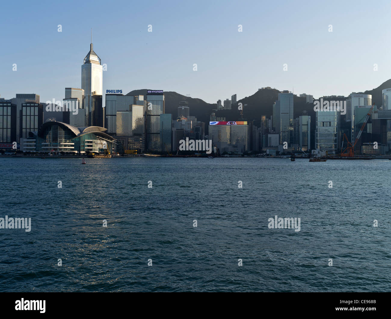 dh HONG KONG HARBOUR Wan Chai in Hong Kong Insel Uferpromenade Gebäude HKCEC Central Plaza Turm Stockfoto