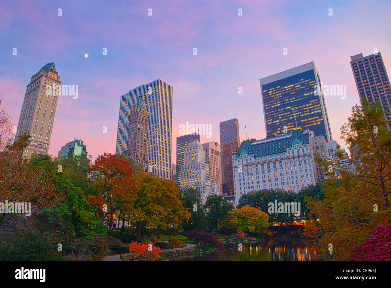Das Plaza Hotel und Reflexion über den Teich im Herbst, Central Park Stockfoto