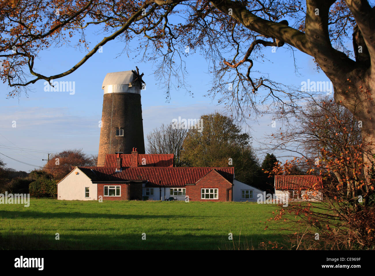 Turm der Mühle, stillgelegten Windmühle am Ringstead in Norfolk, England, UK. Stockfoto