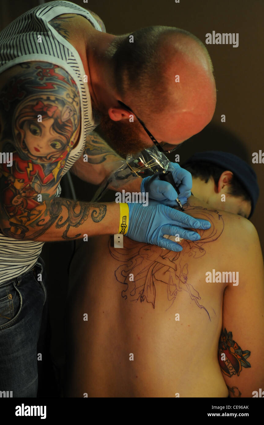 Model Release, Junger Mann Mit t? Towiertem Oberkoerper - junger Mann mit  Tattoos Stockfotografie - Alamy