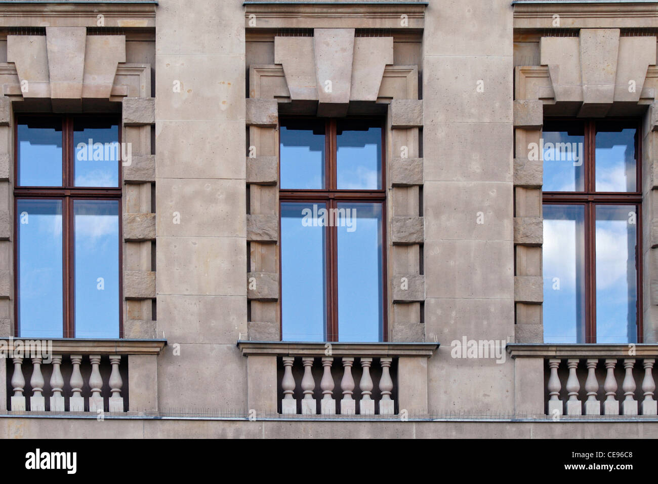 Fenster des historischen Gebäudes, Berlin, Deutschland, Europa. Neo-Renaissance-Stil. Stockfoto