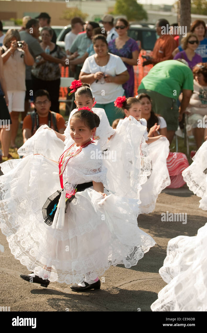 Jungen hispanischen Mädchen führen mexikanische Folklore Tanz tragen traditionelle Kleider aus dem Bundesstaat Veracruz Stockfoto