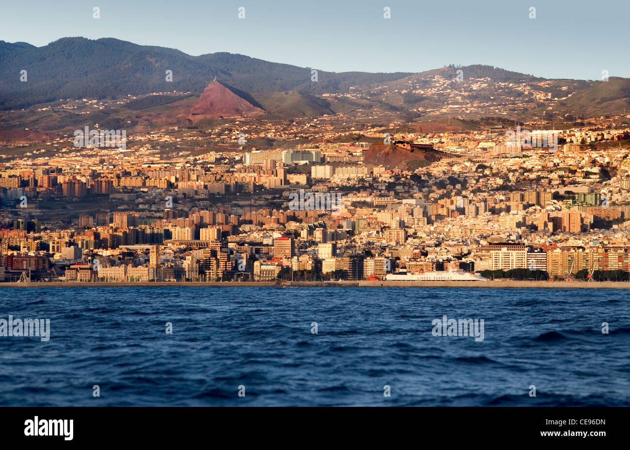 Die Stadt Santa Cruz auf der Insel Teneriffa auf den Kanarischen Inseln aus dem Wasser gesehen. Stockfoto