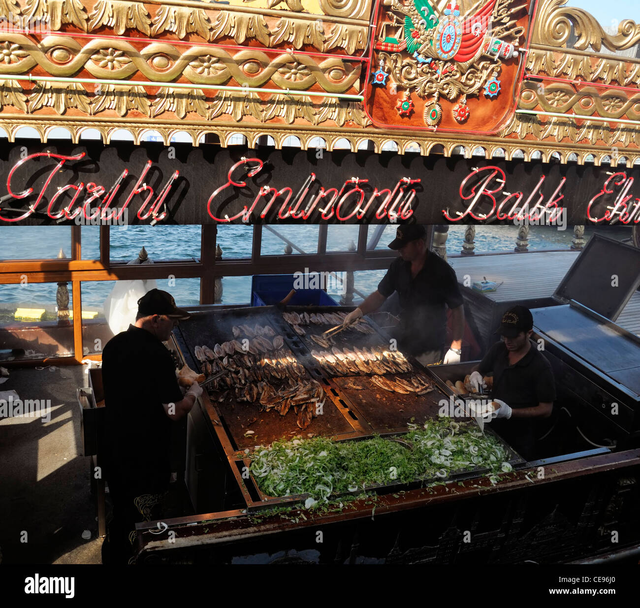 Boote verkaufen Verkauf Balik Ekmek Fisch Makrele Brot Sandwich Galata-Brücke am Wasser Goldene Horn Eminonu Istanbul Türkei Stockfoto