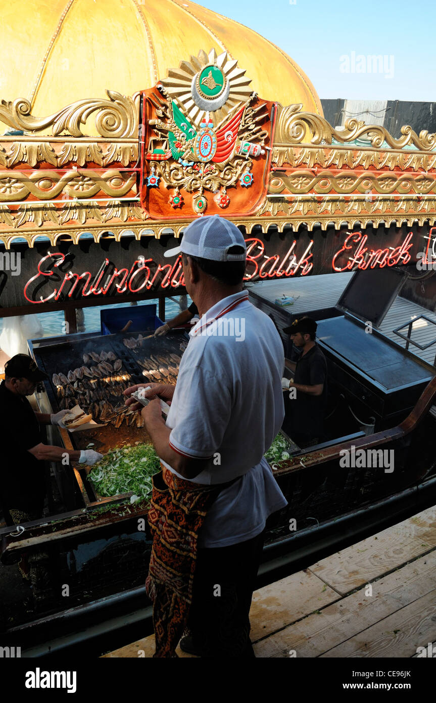 Boote verkaufen Verkauf Balik Ekmek Fisch Makrele Brot Sandwich Galata-Brücke am Wasser Goldene Horn Eminonu Istanbul Türkei Stockfoto
