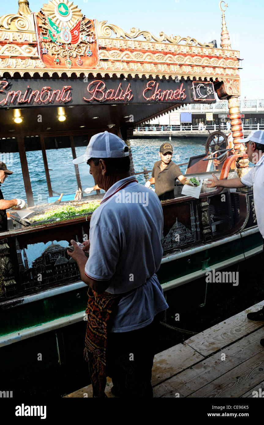 Boote verkaufen Verkauf Balik Ekmek Fisch Makrele Brot Sandwich Galata-Brücke am Wasser Goldene Horn Eminonu Istanbul Türkei Stockfoto