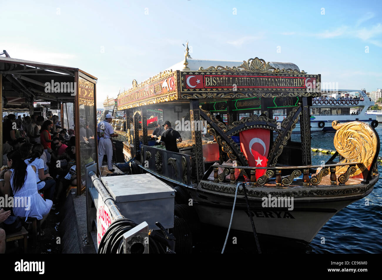 Boote verkaufen Verkauf Balik Ekmek Fisch Makrele Brot Sandwich Galata-Brücke am Wasser Goldene Horn Eminonu Istanbul Türkei Stockfoto