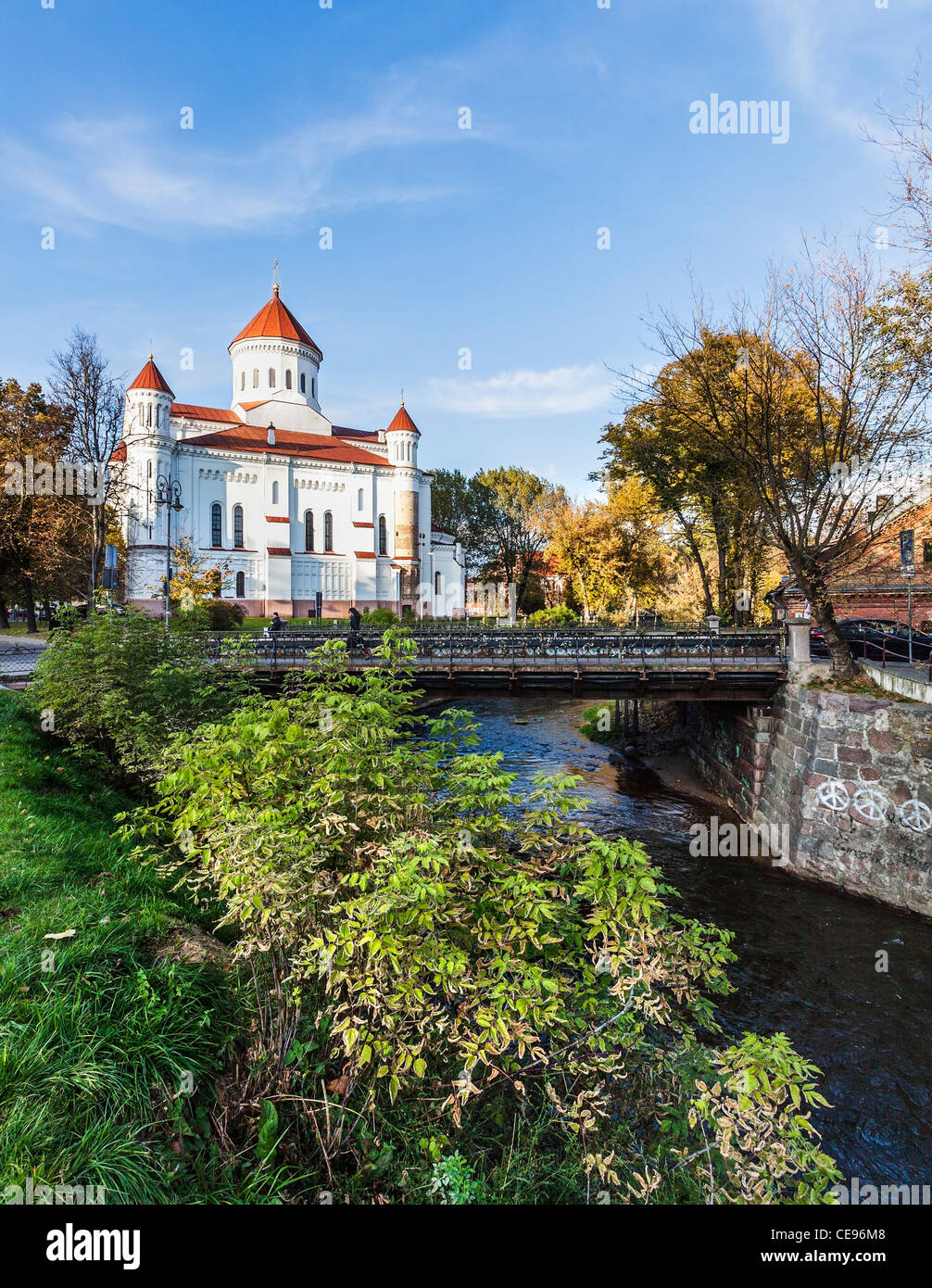 Heilige Mutter der Gott-orthodoxen Kirche, Vilnius, Litauen, mit Herbstfärbung, Fluss und Brücke im Vordergrund Stockfoto