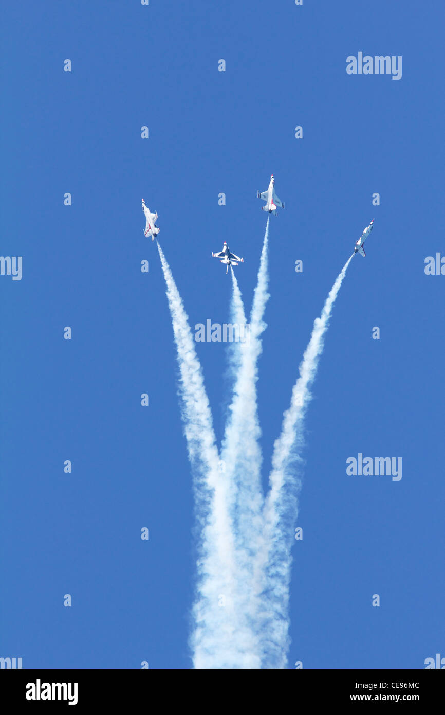 US Air Force Thunderbirds F16 Fighting Falcon. Starburst Manöver. Stockfoto