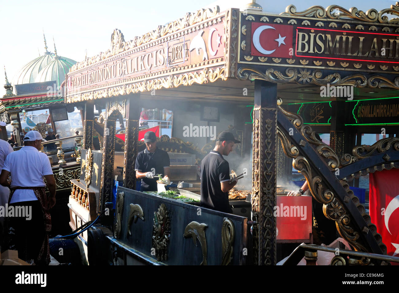 Boote verkaufen Verkauf Balik Ekmek Fisch Makrele Brot Sandwich Galata-Brücke am Wasser Goldene Horn Eminonu Istanbul Türkei Stockfoto