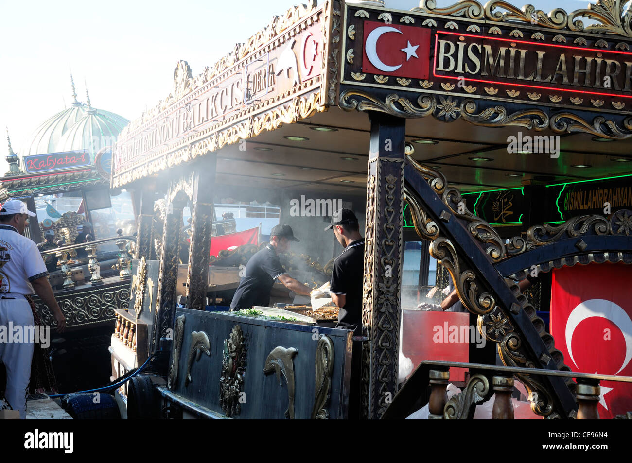 Boote verkaufen Verkauf Balik Ekmek Fisch Makrele Brot Sandwich Galata-Brücke am Wasser Goldene Horn Eminonu Istanbul Türkei Stockfoto