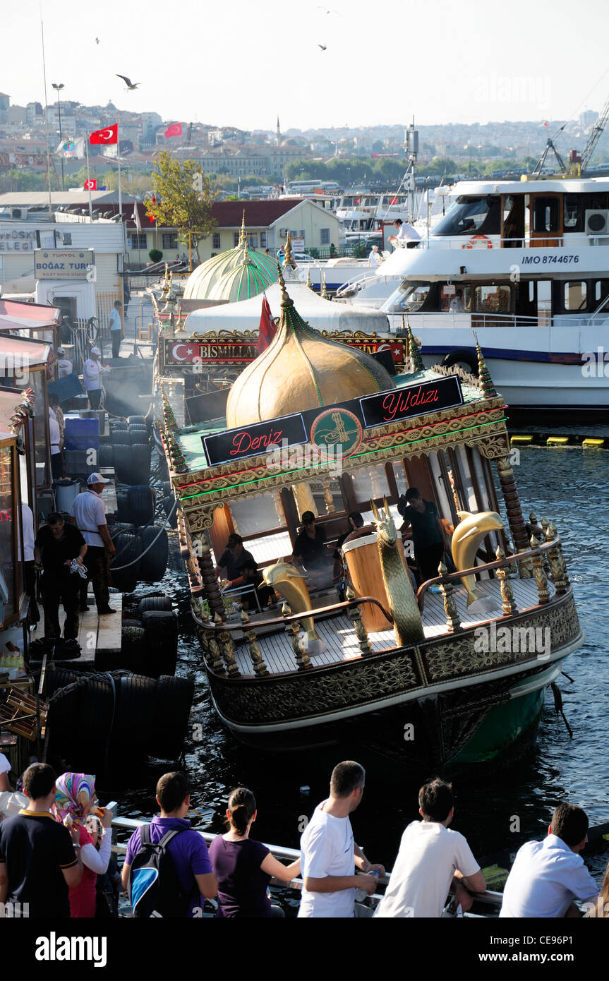 Boote verkaufen Verkauf Balik Ekmek Fisch Makrele Brot Sandwich Galata-Brücke am Wasser Goldene Horn Eminonu Istanbul Türkei Stockfoto