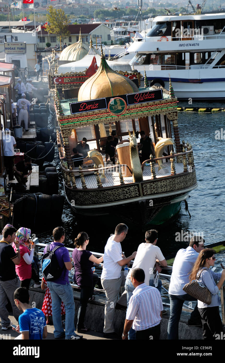 Boote verkaufen Verkauf Balik Ekmek Fisch Makrele Brot Sandwich Galata-Brücke am Wasser Goldene Horn Eminonu Istanbul Türkei Stockfoto